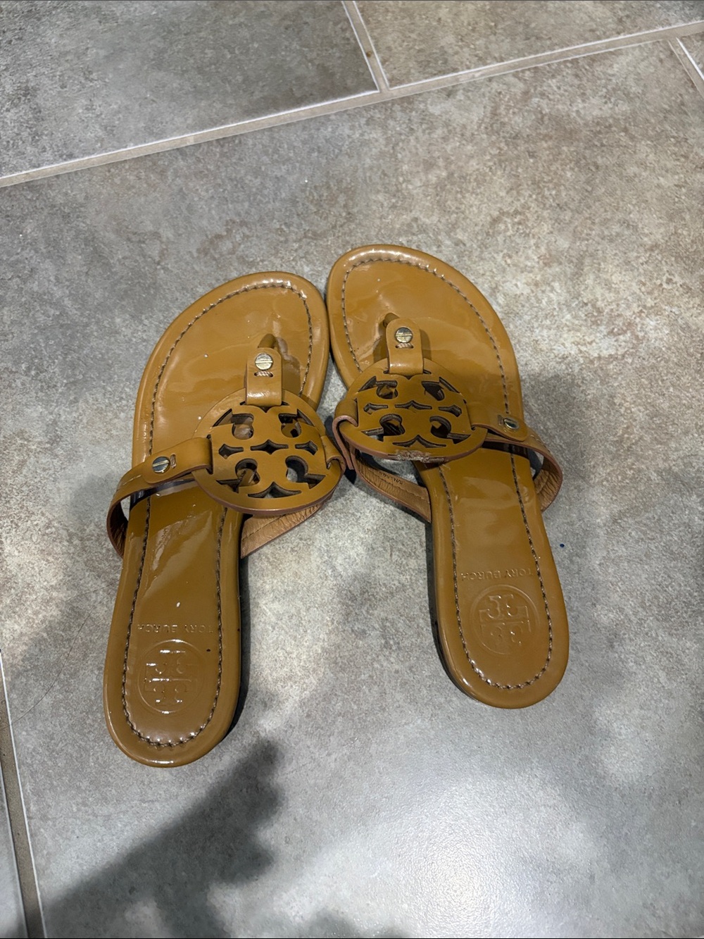 Tory Burch Patent Leather Thong Sandals - Chestnut